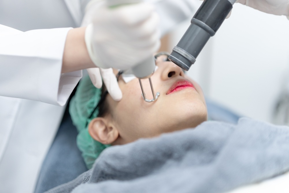 ผู้หญิงนอนทำหน้า เลือกทำ IPL กับ Pico Laser เพื่อให้เห็นถึงความแตกต่าง